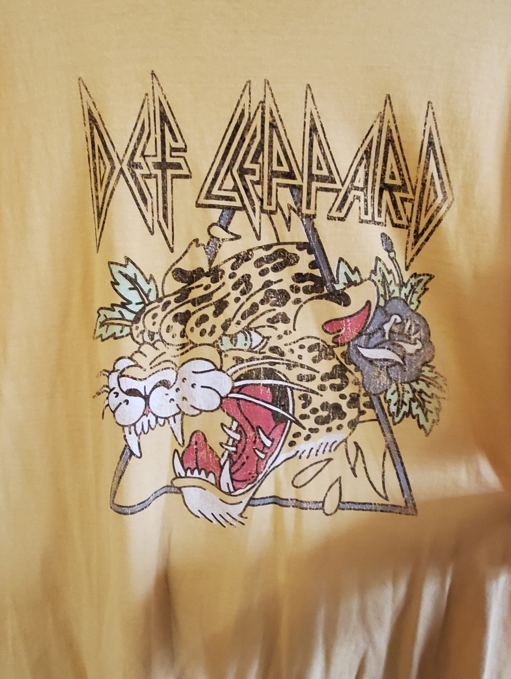 DEF LEPPARD LARGE SHORT SLEEVE TSHIRT   YELLOW UNISEX. DISTRESSED - Picture 3 of 6